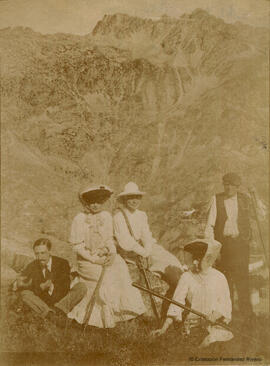 Valle de Ordesa (Huesca), retrato de tres señoras y un hombre con su guía en una jornada de montañismo en el Alto Aragón, en 1892. Fotógrafo desconocido.