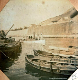 Gibraltar, Ragged Staff, grupo de barcas atracadas y barco pequeño de vapor con marineros de uniforme. Fotógrafo desconocido.