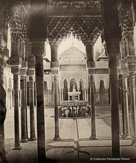 Granada, Alhambra, Patio de los Leones con la fuente, desde un templete. Francisco Leygonier.