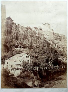 Granada, la Alhambra desde el Paseo de los Tristes y molino árabe. Clifford.