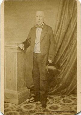Córdoba, retrato de un caballero mayor con sombrero de copa y bastón. Widen.