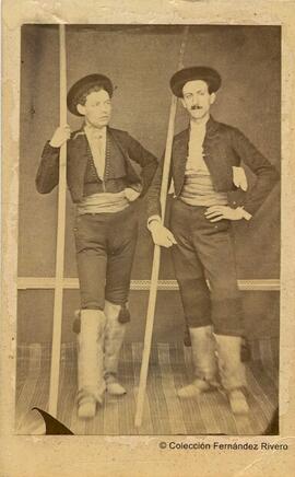 Algeciras, retrato de Emilio Sánchez-Bueno y Pedro Alejandro Godoy, 1er. y 2ª varas de la Sociedad Tauromaquica de Algeciras. Novillada del 26 de Julio de 1867. Fotógrafo desconocido.