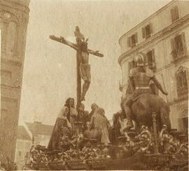 Málaga, paso de la Archicofradía de la Sangre con la imagen desaparecida en 1931, procesionando entre la también desaparecida Iglesia de la Merced y la casa natal de Picasso. Fotógrafo desconocido.