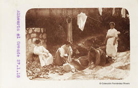 Alhaurin el Grande (Málaga), grupo de mujeres lavando junto a una corriente de agua. Fotógrafo desconocido.