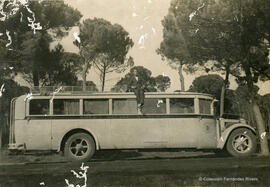 Marbella (Málaga), un hombre posa subido a un autobús junto a un grupo de pinos. Foto Stuyck.