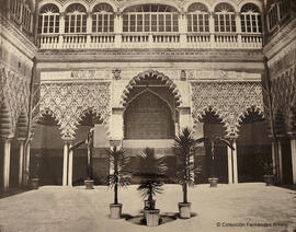 Sevilla, Alcázar, Patio de las Doncellas con un rebosadero en el centro. Francisco Leygonier.