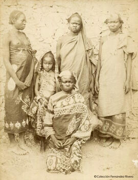 Retrato de uun grupo de mujeres y niñas africanas. Fotógrafo desconocido