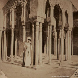 Granada, Alhambra, Patio de los Leones, con una turista entre las columnas del templete. Fotógrafo desconocido.