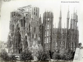 Barcelona, iglesia de la Sagrada Familia en construcción. Fotógrafo desconocido.