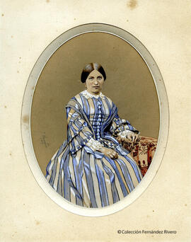 París, retrato de mujer joven con un vestido a rayas. J. Arnaude.
