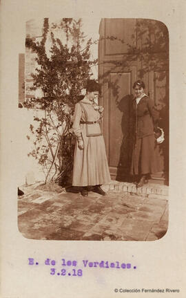 Málaga, ermita de Verdiales con dos mujeres jóvenes posando ante la puerta. Fotógrafo desconocido.