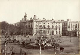 Barcelona, Plaza Palacio y Monumento al Genio Catalán, ante la antigua Aduana. Fotógrafo desconocido.