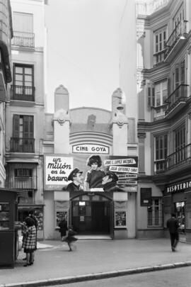 Cine Goya, calle Calderería. Abril de 1967. Málaga, España. 01