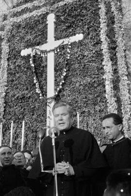El Padre Peyton dirigiéndose a los fieles en la plaza de la Marina. Febrero de 1953. Málaga, España.