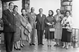 Franz von Papen y su hija Isabelle acompañados por Manuel García del Olmo en la Hostería de Gibra...