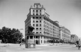 Edificio de la Delegación Provincial de Sindicatos. En Muelle Heredia. Hacia 1955. En Málaga, Esp...