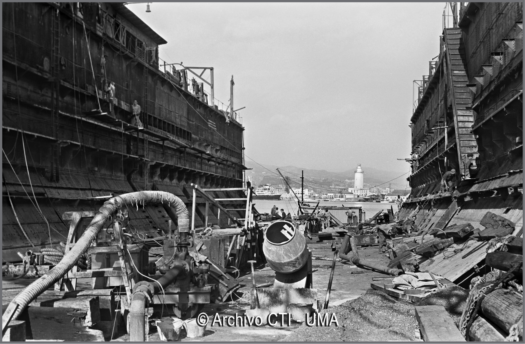 Málaga 1963. El Puerto de Málaga. Dique seco