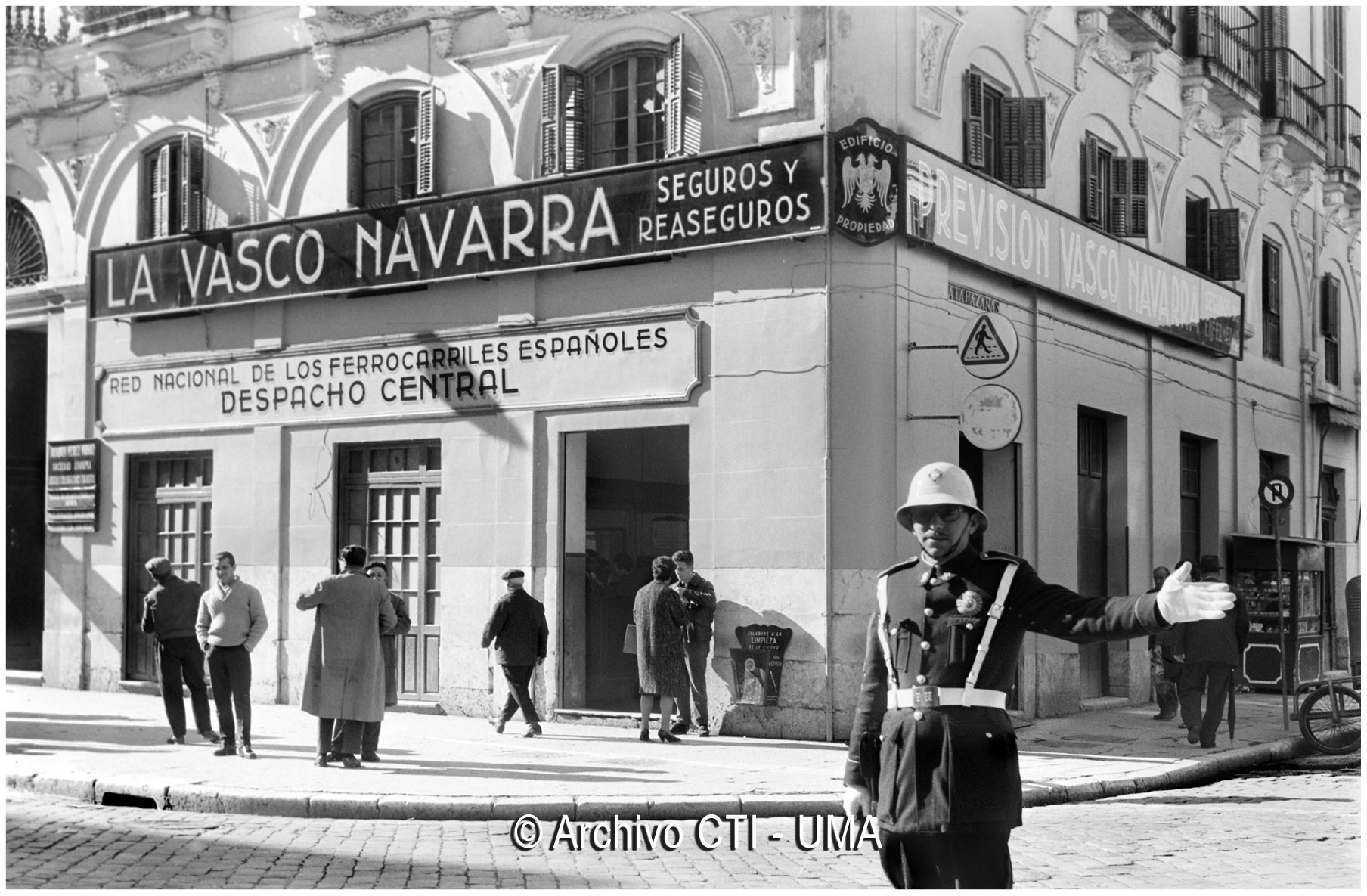 Málaga 1963. Esquina de la calle Atarazanas con Puerta del Mar