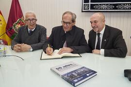 José Manuel González Páramo firma el libro de visitas de la Facultad de Económicas tras la presen...