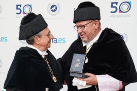 José Ángel Narváez y Manuel Torralbo momentos posteriores a la entrega de la Medalla de Oro de la Universidad de Málaga a la Universidad de Córdoba y de Sevilla. Paraninfo. Junio de 2023