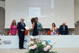 Reconocimiento especial a Elena Fernández Díaz en la Facultad de Marketing y Gestión. Campus de Teatinos. Junio de 2025