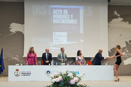 Entrega del Premio Extraordinario al Mejor Expediente Académico del Grado en Marketing e Investigación de Mercados a Cristina Montes Serrano. Campus de Teatinos. Junio de 2025