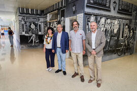 Foto de grupo. Inauguración del mural de Ángel Idígoras en la Facultad de Ciencias Económicas y E...