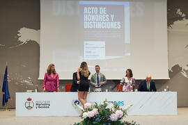 Entrega del Premio Extraordinario al Mejor Expediente Académico del Grado en Marketing e Investigación de Mercados a Cristina Montes Serrano. Campus de Teatinos. Junio de 2025