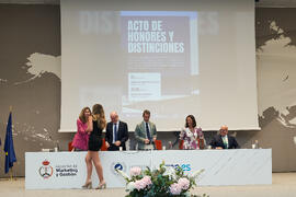 Entrega del Premio Extraordinario al Mejor Expediente Académico del Grado en Marketing e Investigación de Mercados a Cristina Montes Serrano. Campus de Teatinos. Junio de 2025