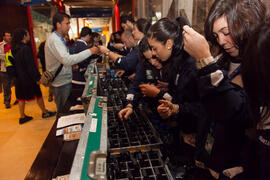 Entrega de auriculares para la conferencia. 3º Congreso Internacional de Actividad Físico-Deporti...