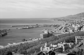 Málaga. Vistas del Puerto desde el Parador de Gibralfaro. Marzo de 1963