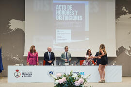 Entrega del Premio Extraordinario al Mejor Expediente Académico del Grado en Marketing e Investigación de Mercados a Cristina Montes Serrano. Campus de Teatinos. Junio de 2025
