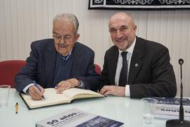Juan Ramón Cuadrado Roura firma el libro de visitas de la Facultad de Económicas tras la presenta...