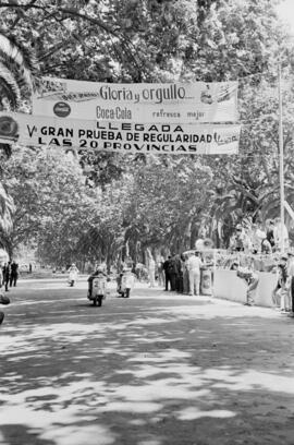 Málaga. Participantes de la V Gran Prueba de Regularidad Vespa en la llegada a la meta. Junio de ...