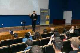 David Meca pronuncia su conferencia "Gestión del talento". Seminario "Emprende 21&...