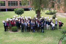 Foto de grupo tras el III Encuentro "10Graduadxs10". Facultad de Ciencias Económicas y ...