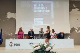 Entrega del Premio Extraordinario al Mejor Expediente Académico del Grado en Marketing e Investigación de Mercados a Cristina Montes Serrano. Campus de Teatinos. Junio de 2025