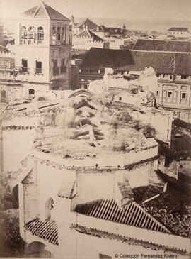 Sevilla, iglesia de San Miguel durante su derribo en 1869, vista de los arcos que sostenían la cubierta desde el exterior . Reynoso.