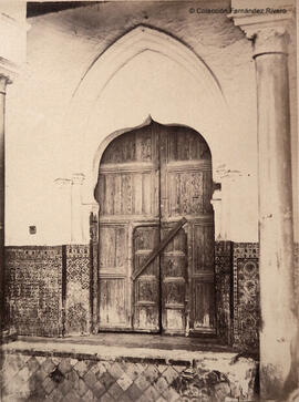 Sevilla, Monasterio Madre de Dios, puerta en el claustro. Reynoso.