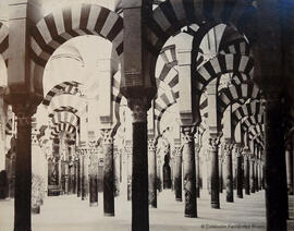 Córdoba, Mezquita, interior bosque de columnas. Fotógrafo desconocido.