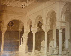Sevilla, Patio de la Casa de Pilatos con la estatua de Faustina Minor divinizada como Fortuna. Charles Clifford.