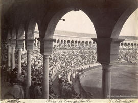 Sevilla, plaza de toros de la Maestranza durante una corrida. E. Beauchy.