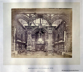 París, Exposición Universal de 1878, Pabellón de España, interior decorado con botellas de vino. Fotógrafo desconocido.