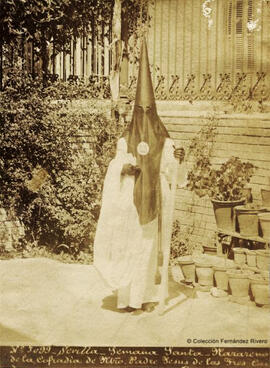 Sevilla, Semana Santa, Nazareno de la Cofradía de Nuestro Padre Jesús de las Tres Caídas. Ramón Almela.