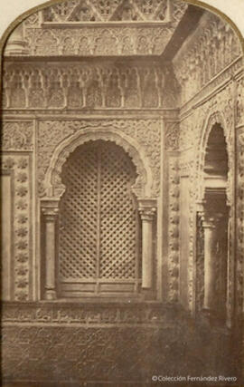 Sevilla, Alcázar, Patio de las muñecas, una ventana en el piso superior. Dubois.