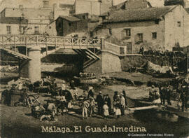 Málaga, puente de madera sobre el río Guadalmedina que desapareció con la "riada de 1907". Fotógrafo desconocido