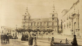 Toledo, Plaza del Ayuntamiento con varias mujeres, paisanos y un arriero con sus mulas. Casiano Alguacil.