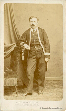 Madrid, retrato de un hombre de pie apoyada en un sillón. J. Laurent.