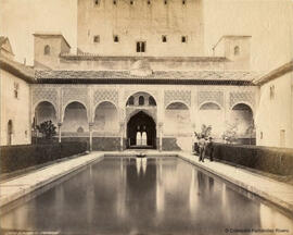 Granada, Alhambra, Patio de los Arrayanes con tres personajes. Francis Frith & Co.