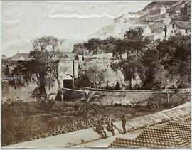Gibraltar, interior con vista de un huerto, depósito de munición y casas en la ladera junto a Southport Gate. Autor desconocido.